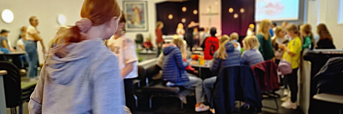 Unge på Dig Junior en fredagskveld